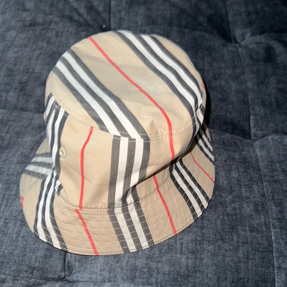 Burberry bucket hat